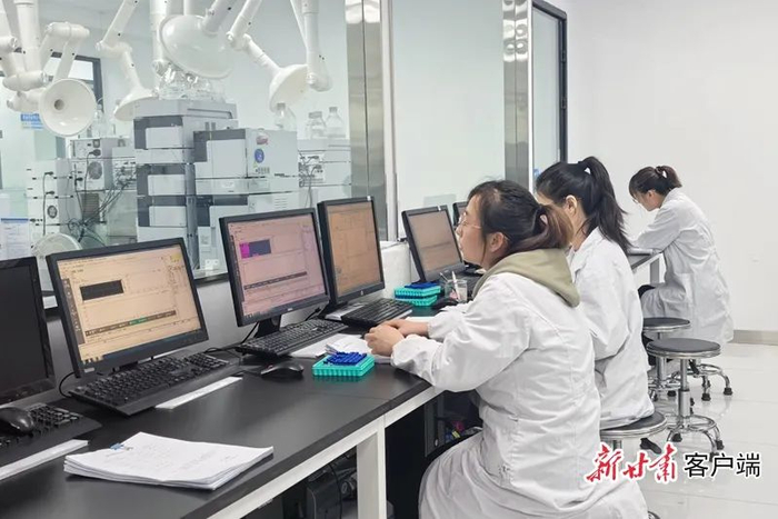 开展检测工作的兰州中检科测试技术有限公司工作人员。