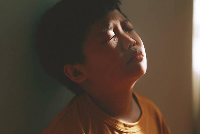 闪电心灵愈站 | 干货！帮孩子走出抑郁 这三句话对90%孩子都适用→