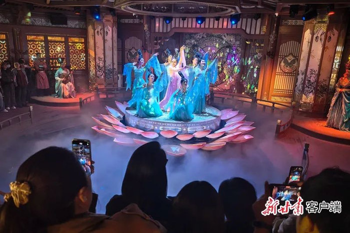 游客观看“风起大汉”沉浸式演艺街区的演艺节目。新甘肃·甘肃日报记者 刘健 摄