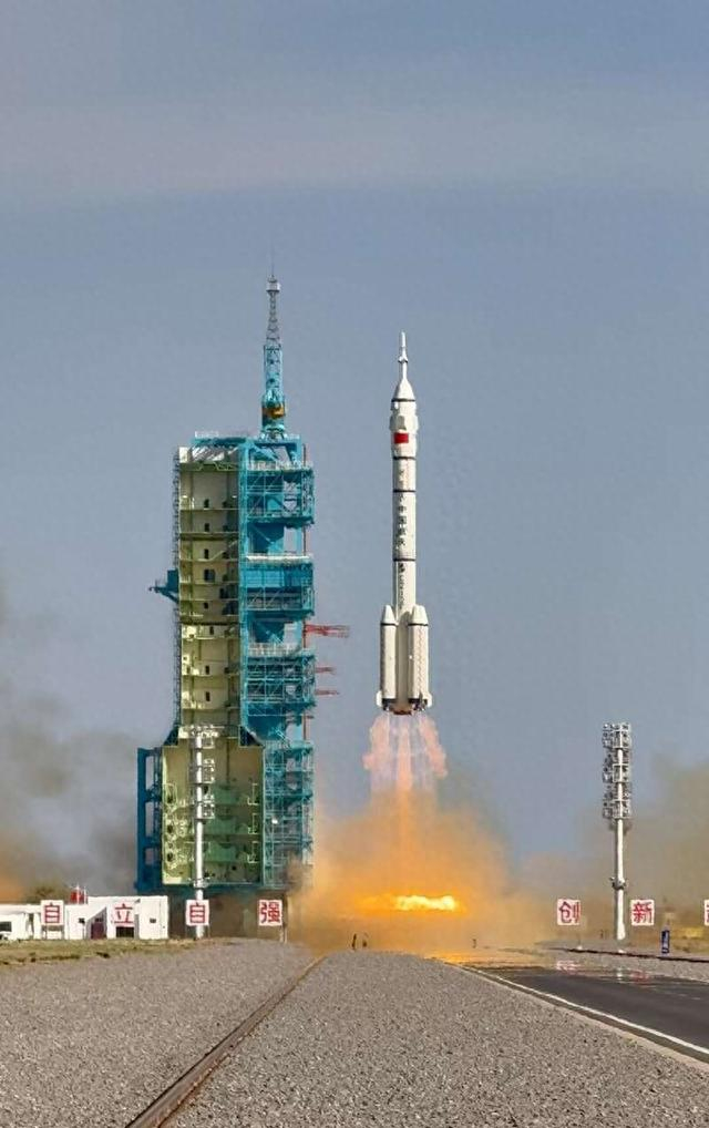 神舟二十号发射现场。中青报·中青网见习记者 王璟瑄/摄