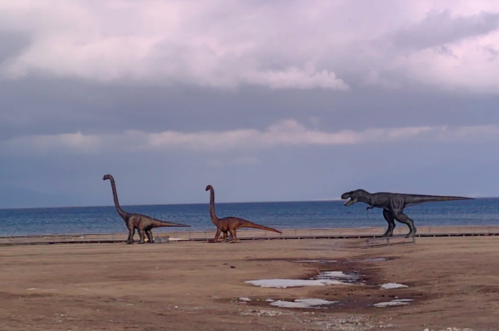 此前赛里木湖景区内的巨型恐龙雕塑（图据网友）