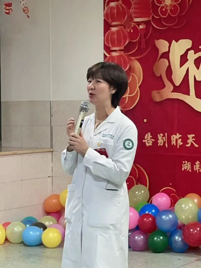 ▲周旭辉所在的科室，过年会为住院病人举办一场晚会，已经坚持了16年。受访者供图