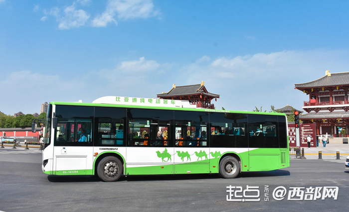 西安街头行驶的公交车