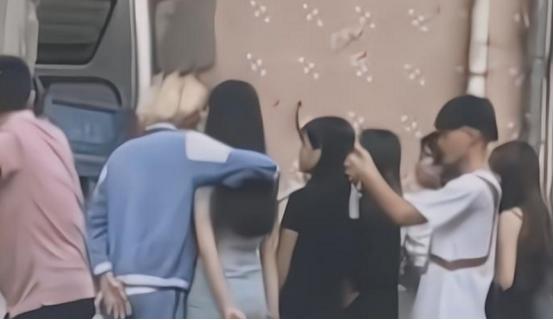 “初二女儿迷上黄毛，穿黑丝半夜翻墙跑了，咋办啊？”