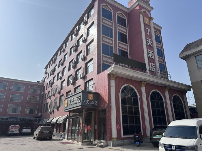 涉事酒店外仍悬挂着7天酒店的牌子。澎湃新闻记者 李思文 摄