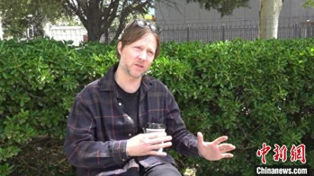 4月23日，瑞士电影导演西里尔·舒布林接受媒体采访。迟瀚宇 摄