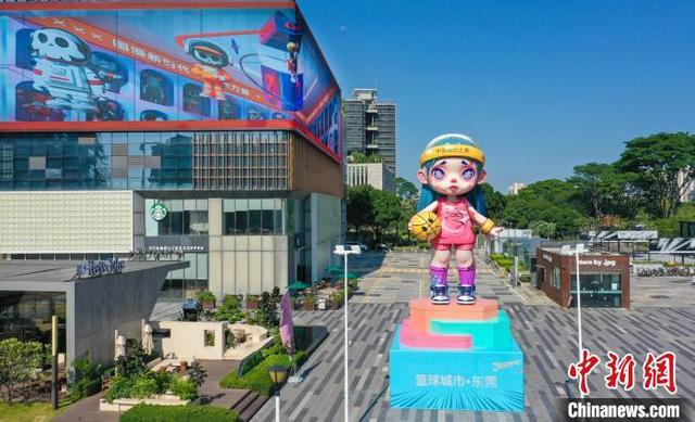 近日，位于广东东莞市中心城区的潮玩雕像。 唐幸耀 摄