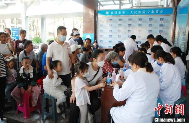 4月24日，专家义诊受欢迎。玉叶 摄