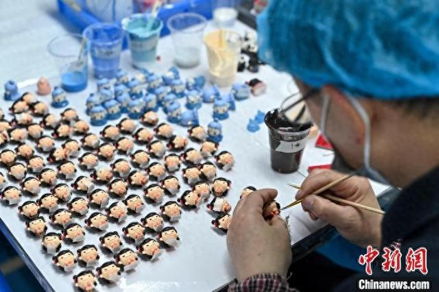 2月17日，广东东莞，工作人员为《哪吒之魔童闹海》主题模型修色。 中新社记者 陈骥旻 摄