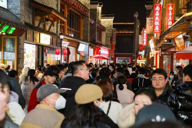 图说：南昌万寿宫游客如织，客流量大幅增长。 南昌西湖区融媒体中心 供图