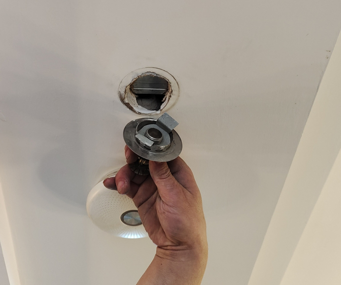 酒店大厅的消防喷淋头后未连接消防管道 澎湃新闻记者 李思文 摄