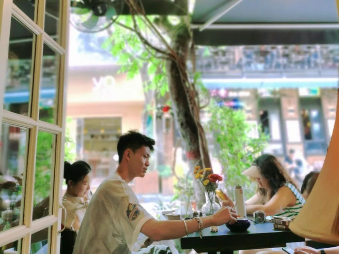 市民游客在德福巷享受城墙脚下的惬意时光