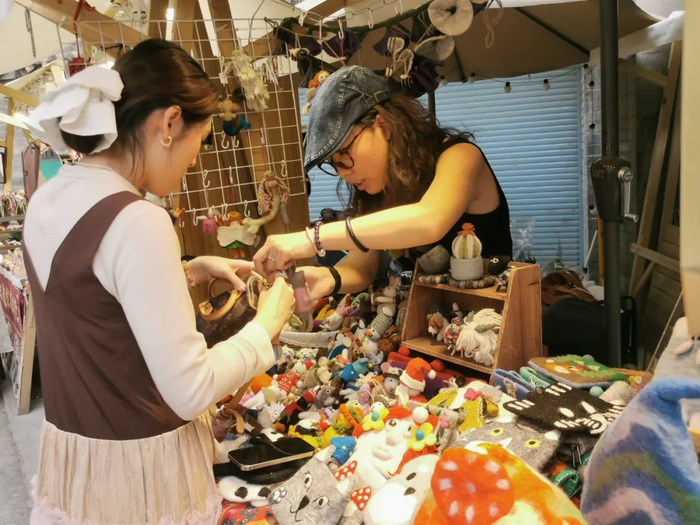 游客在城墙脚下的街巷购物