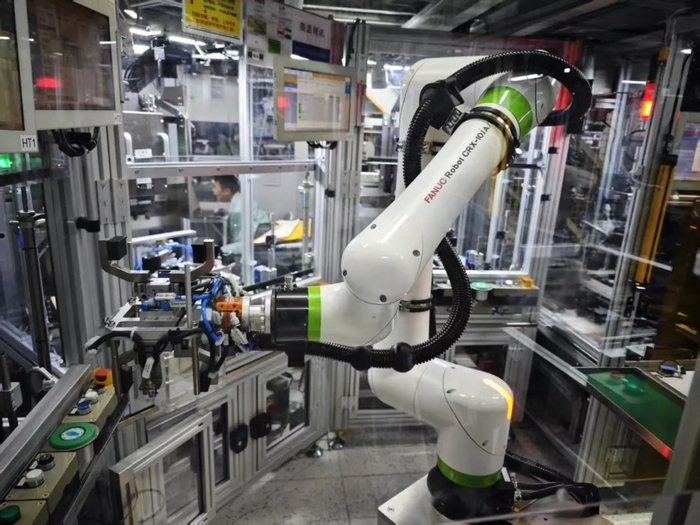 在万兆工厂里，机械臂在毫秒级指令驱动下工作。联电供图