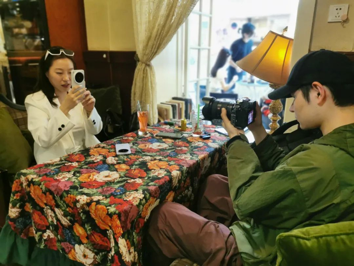 顾客在充满个性的“时光”咖啡店互相拍照