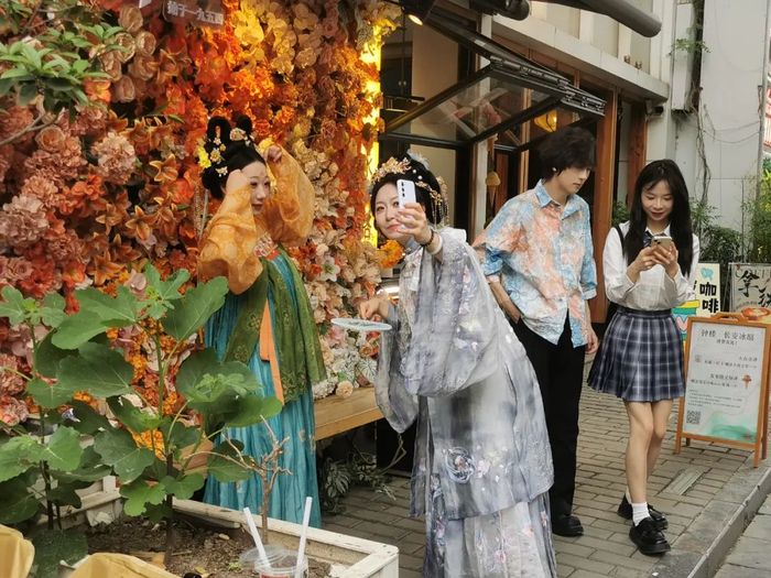 德福巷中身着华服的游客打卡拍照