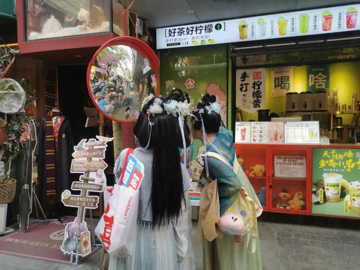 德福巷中对镜自拍的游客们