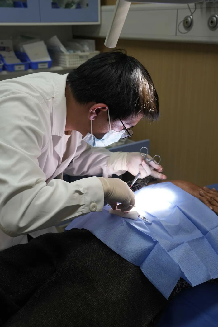 医生在夹取患者身上的蜱虫。