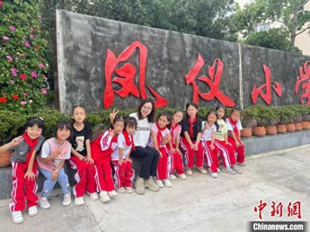 2024年9月，平湖支教茂县凤仪小学老师张扬与学生们在一起。平湖官方供图