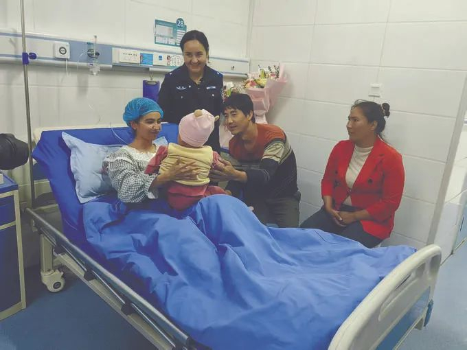 4月17日，获救幼童在父母的陪伴下到病房看望布帕太姆·阿布杜喀迪尔。李远明摄