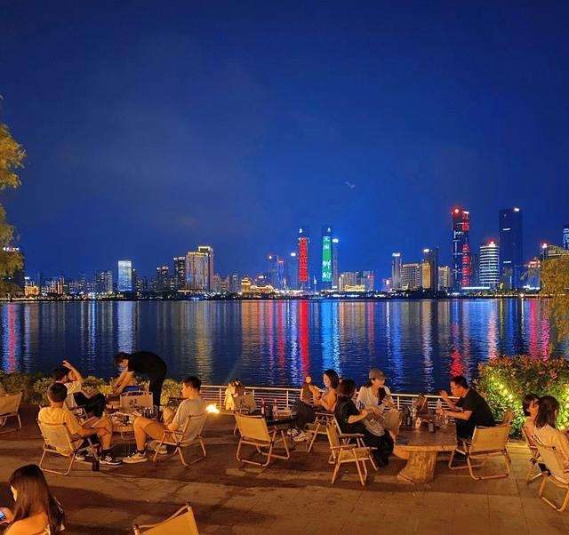 图说：夜幕下人们在赣江江畔休闲。图/“当代江西”微信公众号