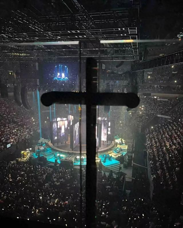 观众被舞台道具遮挡视野。图/社交平台