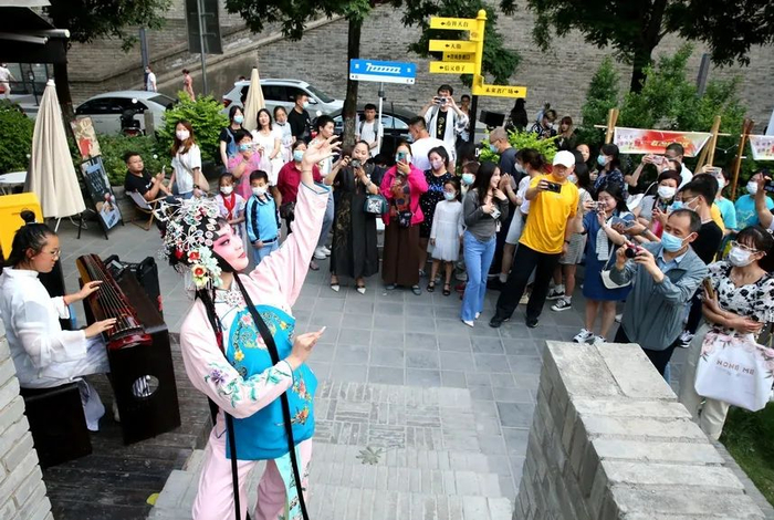 老菜场市井文化创意街区中的露天表演