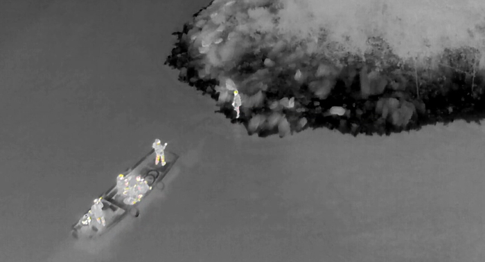 无人机立功，通过热成像找到被困者。