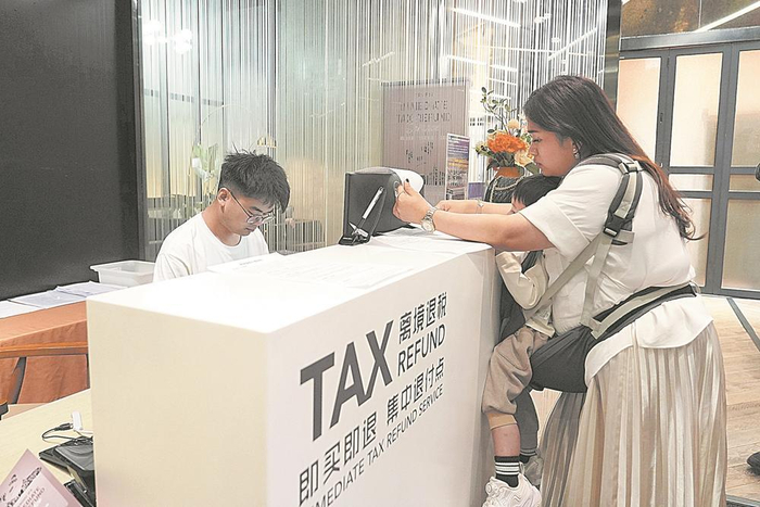     外国旅客在集中退付点了解退税服务。    本报资料图片