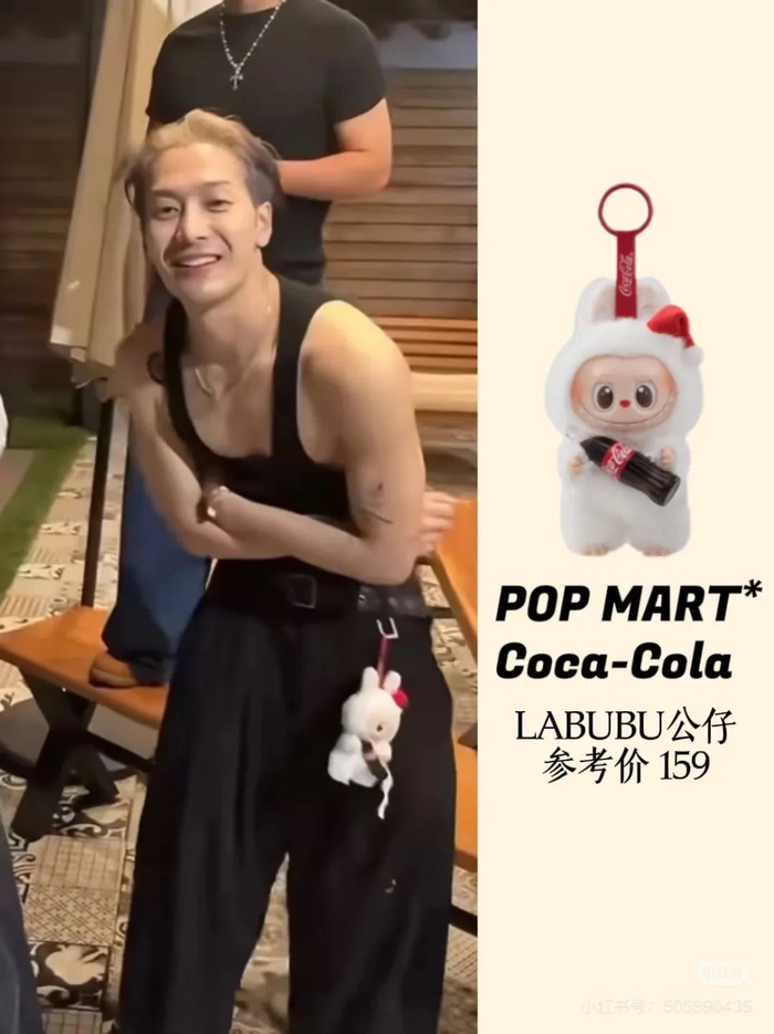 明星王嘉尔佩戴THE MONSTERS可口可乐系列（图源：小红书）