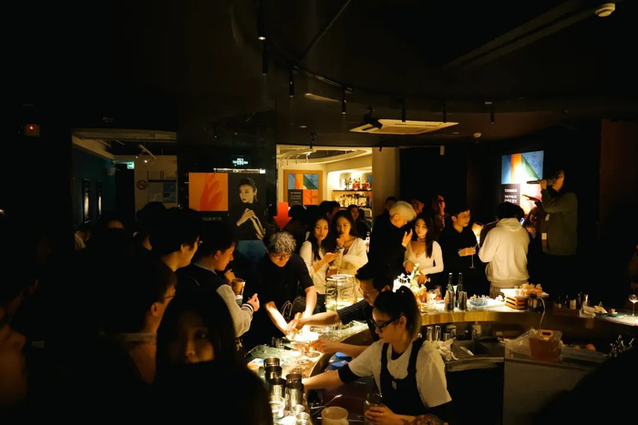 ▲上海上榜酒吧TENDER BAR的鸡尾酒沙龙（图源：商家供图）
