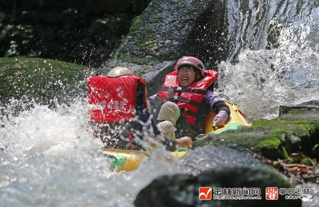 “五一”假期，游客在大容山桫椤谷漂流。（资料图）