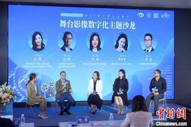 四位嘉宾围绕主题开展对谈。记者 贾天勇 摄