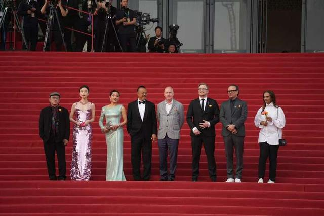 “天坛奖”国际评奖委员会成员合影。中青报·中青网见习记者 曹伟/摄