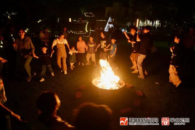 “五一”期间，市民游客在鲲鹏福地围拢着篝火舞动共庆假期。（资料图）