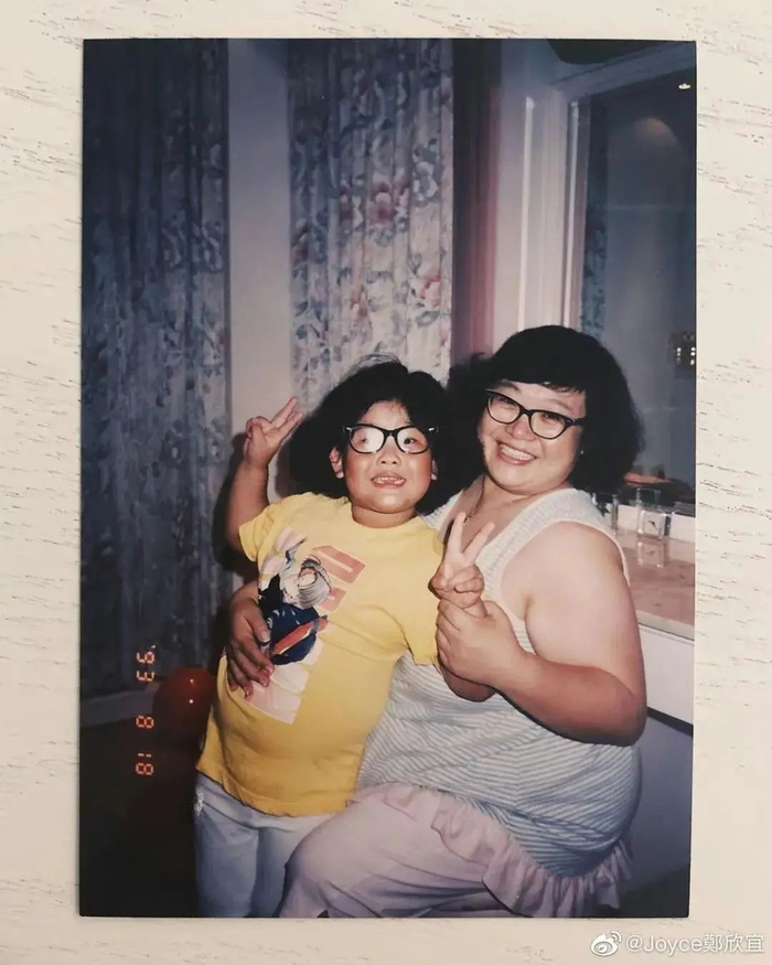 郑欣宜与母亲沈殿霞合照