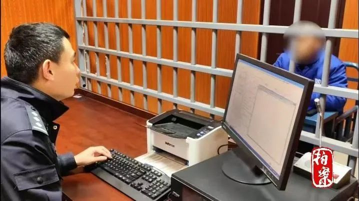 ▲办案民警对犯罪嫌疑人进行调查。（浙江省东阳市公安局供图）