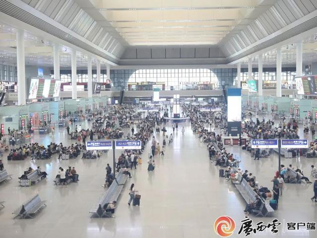 旅客在南宁东站候车。于莉 摄