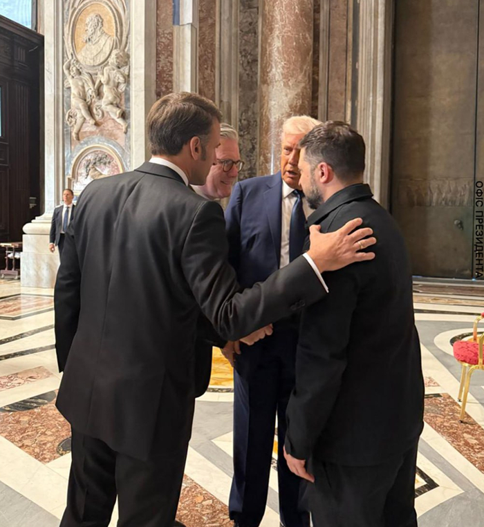 法新社26日援引乌克兰总统办公室消息称，特朗普、泽连斯基、法国总统马克龙以及英国首相斯塔默进行了交谈。图源：乌媒