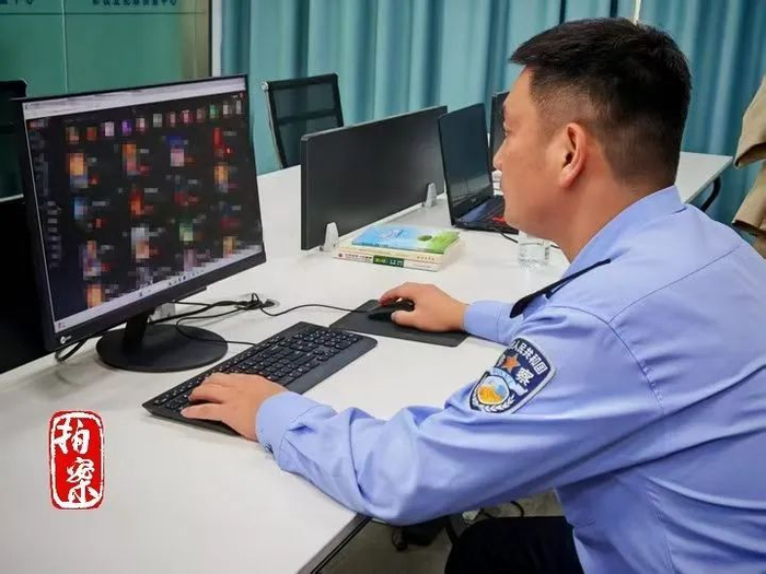 ▲办案民警展示盗录电影非法传播网站。新华社记者 唐健辉 摄