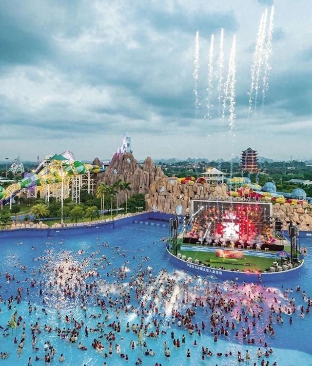 克拉湾水上乐园往年“五一”期间的泼水活动。（资料图）