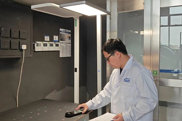 广州质量检验研究院工作人员对大路灯进行检测。新华社记者 徐弘毅 摄