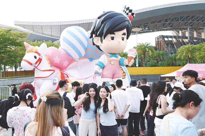     ▲游客在南宁文旅×周同学互动打卡装置前拍照。