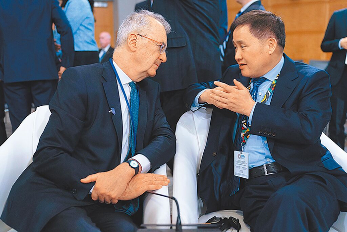 潘功胜（右）在IMFC会议上&nbsp;美联社