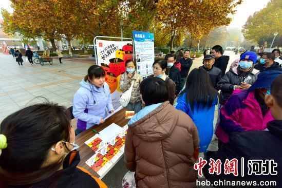 图为在廊坊市广阳区人民公园“暖冬送岗”残疾人就业专场招聘会上，企业负责人在为求职者解答问题。 付瑞琪 摄