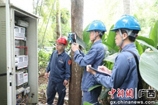 大新供电公司党员服务队对酒店电气设备进行巡查测温。李丽华 摄