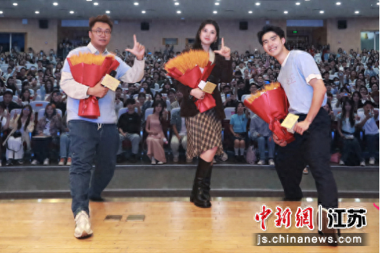 电影《独一无二》主创团队与观众合影。光线影业供图