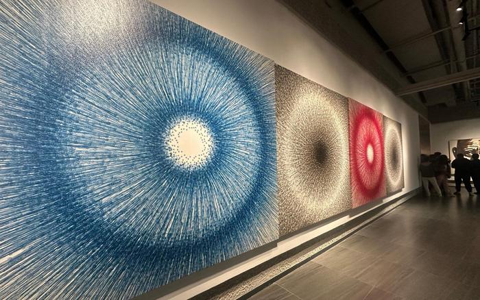 4月26日的午后，《新时代的回声：北京电影学院当代艺术五人展》展览盛大开幕。此次活动的摄影记录由新京报的记者刘洋完成。