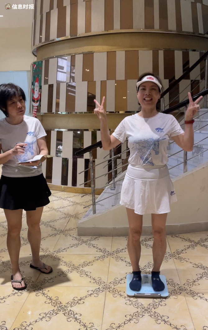 选手报名减重挑战赛并称体重。