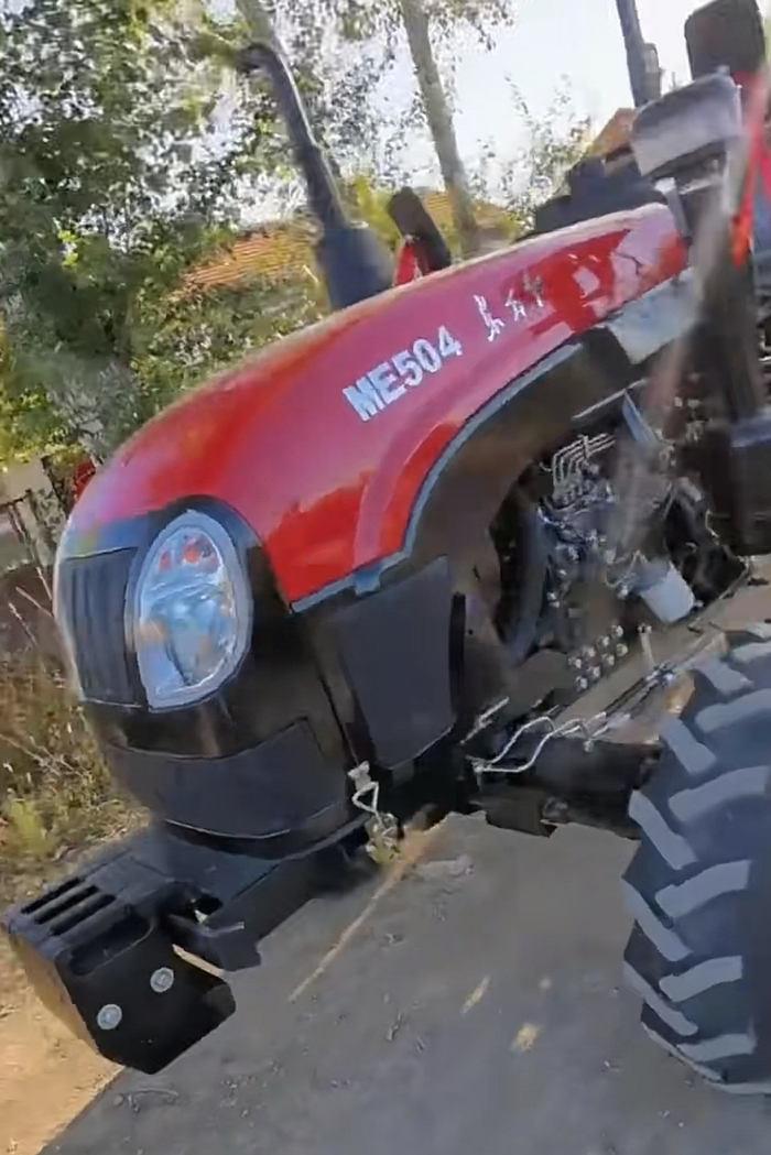 一辆“东万红”拖拉机假冒“东方红”牌。视频截图